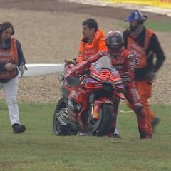 Primera caída del curso de Márquez vestido de rojo