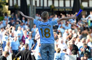 Seguidores del City celebrando el título liguero junto a la plantilla. 