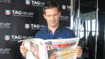 Ogier posa con nuestro peri&oacute;dico antes de la entrevista ayer en Barcelona.