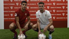 Gattoni y Pedrosa posan con las nuevas equipaciones del Sevilla.