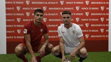 Gattoni y Pedrosa posan con las nuevas equipaciones del Sevilla.