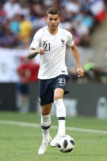 El lateral izquierda galo es factor del buen trabajo defensivo de Francia, aparte de que es una gran salida por la banda izquierda.