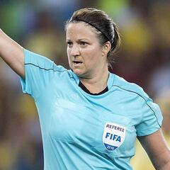 La árbitra canadiense Chenard, fuera del Mundial por cáncer