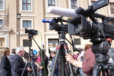 Periodistas en la Plaza de San Pedro tras el anuncio de la muerte del Papa Francisco.