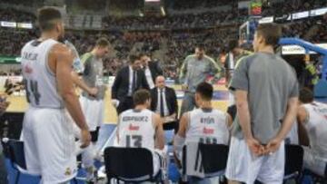 Pablo Laso da indicaciones en un tiempo muerto.