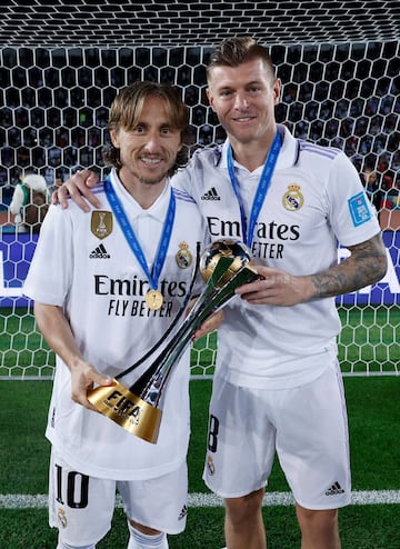 Toni Kroos posa con Luka Modric y con el trofeo conseguido en el Mundial de Clubes ante el Al-Hilal el 11 de febrero de 2023. En total el alemán posee cinco títulos (2014, 2016, 2017, 2018 y 2023).
 