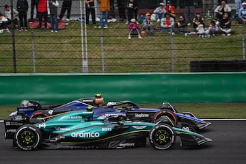 Fernando Alonso adelantando a Logan Sargeant durante la carrera.