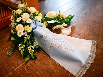 La corona fúnebre mandada por el club de fútbol italiano Lazio se muestra en la iglesia de Fryksande. 