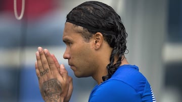 Afición celeste abuchea a Carlos Peña cuando entra