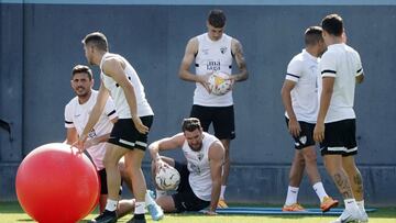 El Málaga busca un balón de oxígeno contra el Burgos.