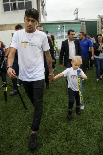 El delantero brasileño Neymar Jr., acompañado de su hijo Davi Lucca, asiste a un evento con niños discapacitados 