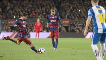 Messi, con Neymar al lado, en el momento de ejecutar la falta del 1-0 ante el Espanyol el pasado domingo.