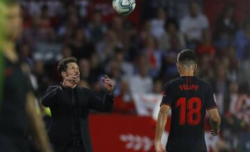 Simeone, con un balón en el Sevilla-Atleti ante Felipe.