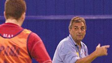 <b>MANDO.</B> Argilés entrenó ayer en sesión de mañana y tarde.