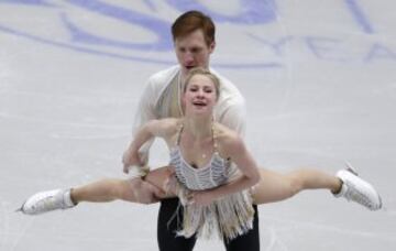La pareja rusa de patinaje artístico, Evgenia Tarasova y Vladimir Morozov, durante su participación en el europeo de programa corto en Ostrava, Chequia.
