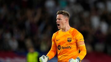 BARCELONA, 19/09/2023.- El guardameta alemán del FC Barcelona, Marc-André ter Stegen, celebra el segundo gol del equipo blaugrana durante el encuentro correspondiente a la fase de grupos de la Liga de Campeones que disputan hoy martes frente al Royal Amberes en el estadio Olímpico de Montjuic, en Barcelona. EFE / Alejandro García.
