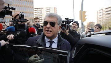 El presidente del FC Barcelona, Joan Laporta, entra en el coche tras declarar en la Ciutat de la Justicia, a 20 de enero de 2025, en Barcelona, Catalunya (España). Laporta ha acudido hoy a la Ciutat de la Justicia para declarar como investigado por los hechos que se remontan entre 2016 y 2018, cuando una familia que ganó un premio en la lotería invirtió 2.400.000 euros en la sociedad china CSSB Limited, propietaria del club de futbol chino BIT FC, un equipo de aficionados, y les prometieron que la inversión les proporcionaría una rentabilidad de un 6%, pero sólo recibieron los beneficios un par de meses. Los querellantes acudieron al despacho de Laporta en varias ocasiones para quejarse de que habían dejado de recibir los beneficios acordados, pero les dijeron que era debido a la pandemia y por "un problema con la federación".
20 ENERO 2025;LAPORTA;DECLARA;ESTAFA;AJENA;FCB;INVESTIGADO
Kike Rincón / Europa Press
20/01/2025