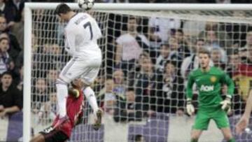 El delantero portugués del Real Madrid Cristiano Ronaldo marca gol ante el Manchester United, el primero del equipo, durante el partido de ida de los octavos de final de Liga de Campeones