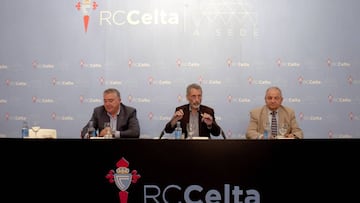 Carlos Mouri&ntilde;o, presidente del Celta, acompa&ntilde;ado por sus dos vicepresidentes antes de una rueda de prensa en la sede del club.