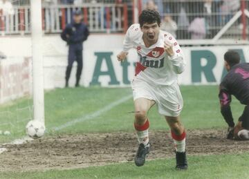 Cinco temporadas en Vallecas le permitieron formar parte de unas grandes duplas atacantes de Vallecas junto al brasileño Guilherme durante tres campañas. Rápido y muy habilidoso con el balón, marcó una época en el Rayo.

