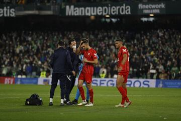 Tras el gol del empate de Fekir, Joan Jordán fue agredido desde la grada con el lanzamiento de un palo y el encuentro fue suspendido.