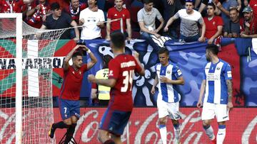 GRA308. PAMPLONA, 09/04/2017.- El delantero del Osasuna Sergio León (i) celebra el gol del empate 1-1 frente al Leganés, durante el partido frente al Osasuna de la trigésima primera jornada de Liga de Primera División que se juega hoy en el Estadio de El Sadar. EFE/Diges