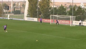 Tipped over! Casilla at full stretch to deny Lucas Vázquez