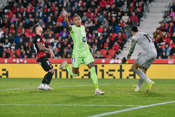 PALMA DE MALLORCA, 03/12/2024.- El delantero del Barcelona Raphinha (c) celebra tras marcar el tercer gol ante el Mallorca, durante el partido de la jornada 19 de LaLiga EA Sports que RCD Mallorca y FC Barcelona disputan este martes en el estadio de Son Moix. EFE/MIQUEL BORRÀS
