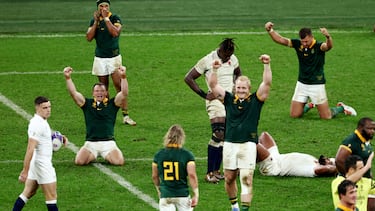 Los jugadores de Sudáfrica celebra su victoria en semifinales del Mundial ante una decaída Inglaterra.