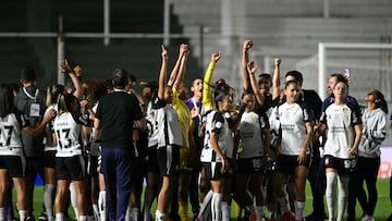 Corinthians players celebrate after winning the penalty shootout in the 2025 Women's Copa Libertadores quarter-final football match between Brazil's Corinthians and Brazil's Ferroviaria at the Florencio Sola Stadium in Banfield, Buenos Aires province on October 15, 2025. (Photo by Luis ROBAYO / AFP)