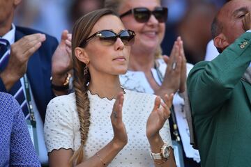 Jelena Djokovic aplaude mientras su marido, el serbio Novak Djokovic, gana el primer set contra el sudafricano Kevin Anderson en la final del Campeonato de Wimbledon 2018.