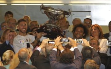 Sergio Ramos levanta junto a Marcelo el Trofeo Bernabéu de 2015.