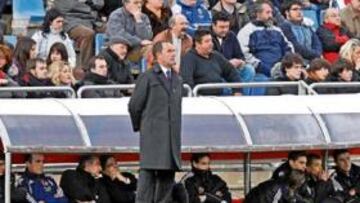 <b>FINAL DE ETAPA. </b>Víctor observa el encuentro de ayer contra el Mallorca: después de nueve jornadas sin ganar, el técnico fue destituido.