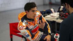 Marc M&aacute;rquez comentado con su fisio en el box.