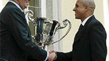 <B>EL REY, CON LOS REYES DEL FÚTBOL.</b> El Rey Juan Carlos departió durante toda la mañana con los otros reyes, los del fútbol.