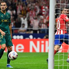 Atletico Madrid's Argentinian forward #10 Angel Correa (R) celebrtaes scoring his team's third goal during the Spanish Liga football match between Club Atletico de Madrid and Cadiz CF at the Metropolitano stadium in Madrid on October 1, 2023. (Photo by JAVIER SORIANO / AFP)