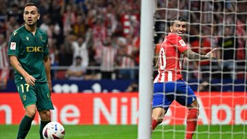 Atletico Madrid's Argentinian forward #10 Angel Correa (R) celebrtaes scoring his team's third goal during the Spanish Liga football match between Club Atletico de Madrid and Cadiz CF at the Metropolitano stadium in Madrid on October 1, 2023. (Photo by JAVIER SORIANO / AFP)