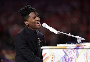 Jon Batiste interpret el himno nacional.