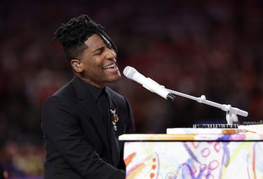 Jon Batiste interpretó el himno nacional.