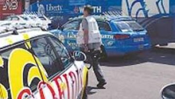 <b>CONTROLES. </b>Los coches de varios equipos fueron registrados.