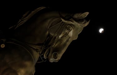 La luna parcialmente eclipsada se ve junto a un monumento durante un eclipse lunar en Columbia, Carolina del Sur, EE. UU.