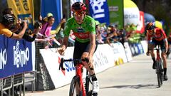 Tao Geoghegan celebra su segunda victoria consecutiva en el Tour de los Alpes.