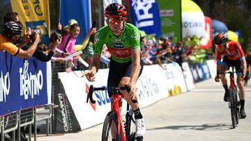 Tao Geoghegan celebra su segunda victoria consecutiva en el Tour de los Alpes.