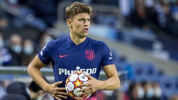Marcos Llorente se dispone a sacar en Champions contra el Oporto.