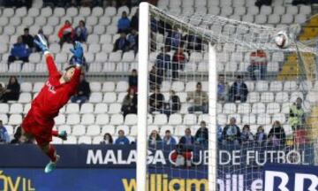 El portero del Levante Jesús Fernández salta en el intento de parar el balón ante el gol del centrocampista venezolano del Málaga Juan Pablo Añor "Juanpi" durante el encuentro de la ida de octavos de final de la Copa del Rey que ambos equipos disputan esta noche en el estadio de La Rosaleda.