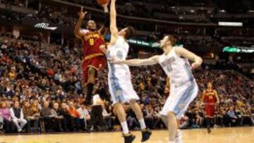 C.J. Miles intenta un lanzamiento ante Danilo Gallinari.