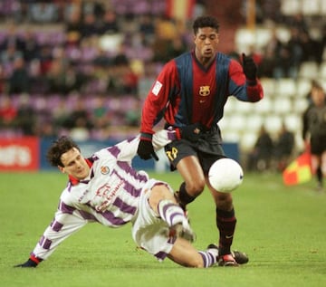 El jugador del Barcelona Patrick Kluivert, escapa de la presión del jugador del Valladolid, García Calvo, durante el encuentro entre Valladolid y F.C. Barcelona en el estadio José Zorrilla de Valladolid.