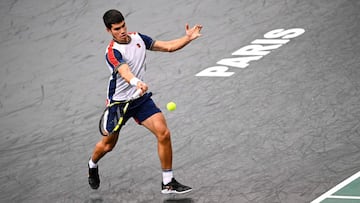 Carlos Alcaraz ejecuta un drive en Par&iacute;s-Bercy.