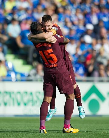 Paulinho celebra el 1-2 con Messi. 