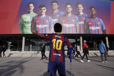 Un joven seguidor del Barcelona contemplaba ayer el mural del Camp Nou con los referentes de la actual plantilla azulgrana como Ter Stegen, Pedri, Piqué, Busquets, De Jong y Ansu y con cierta añoranza confirmaba que faltaba el ídolo que llevará siempre impreso en su camiseta y en sus mejores recuerdos.